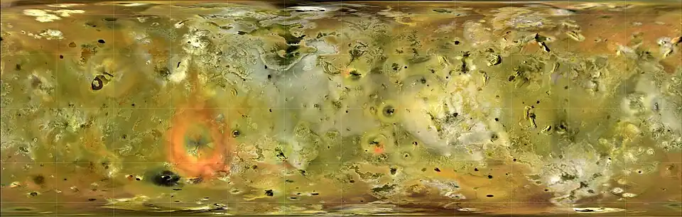 Projection de la surface de Io. On note notamment les régions polaires plus foncées que celles équatoriales et le grand cercle rouge entourant le volcan Pélé.