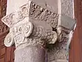 Chapiteau ionique en marbre blanc à côté de l'une des portes de la salle de prière. Son abaque en pierre est sculpté d'un décor végétal.