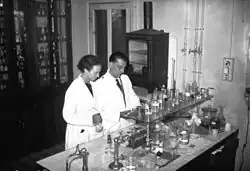 Irène et Frédéric dans leur laboratoire en 1935.