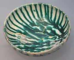 Plat avec décor glaçuré jaspé, IXe – Xe&nbsp;siècle.