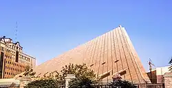 Photo du parlement iranien en forme de pyramide de pierre claires