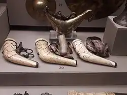 Amorces en ivoire de morse et boucles de fixation. Iran, XVIIe&nbsp;siècle.