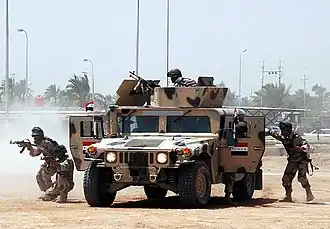 Groupe de combat de la 6e&nbsp;division irakienne avec un HMMWV en août 2006.