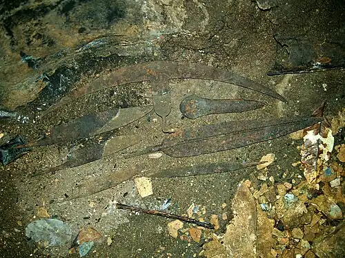 Artefacts en fer trouvés au sol de la grotte d'Iroungou en 2018.