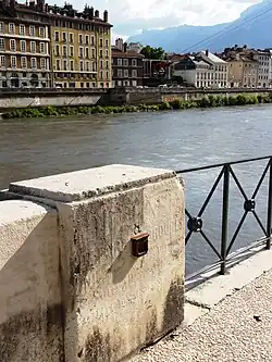Repère de crue de l'Isère à Grenoble Quai Perrière (face au n°22) avec vue de l'Isère.