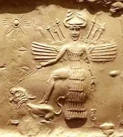 Détail d'une impression de sceau-cylindre de la période d'Akkad : la déesse Ishtar ailée et portant des armes sur son dos, avec un lion. Musée de l'Oriental Institute de Chicago.
