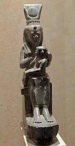 Isis Athor allaitant Horus l'Enfant, à l'uraeus. Basse Époque