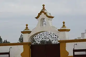 Porte de l'arène et sa grille.