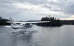 Hydravion décollant de Windigo. Beaver Island (Île Castor) est à droite dans le fond.