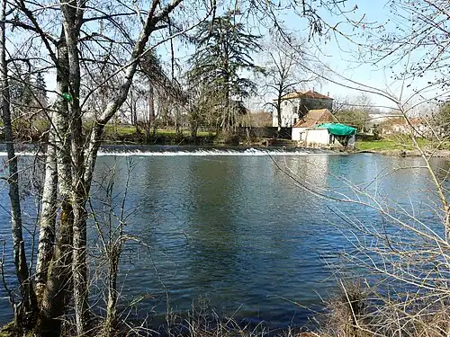 Le barrage du Chambon sur l'Isle entre Chancelade (au premier plan) et Marsac-sur-l'Isle.