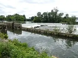 L'écluse et le barrage de Moulin-Neuf.