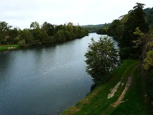 L'Isle sépare Saint-Louis-en-l'Isle (à gauche) de Sourzac.