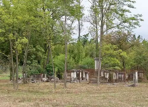 Seul carré restant du cimetière juif de l'Isle-sur-la-Sorgue.