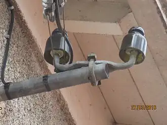 Isolateurs de branchement téléphonique, de couleur vert bouteille.