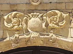 Le haut du portail sculpté du Couvent des Ursulines d'Ispagnac, avec la devise Deo Juvante des Chateauneuf-Randon