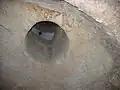 Trou rond d'accès au cachot selon une tradition byzantine.