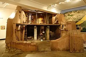 Reconstitution d'une « maison à quatre pièces » typique de Juda à l'âge du fer. Harvard Semitic Museum.