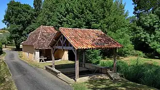 Le lavoir du bourg sur la Crempse.