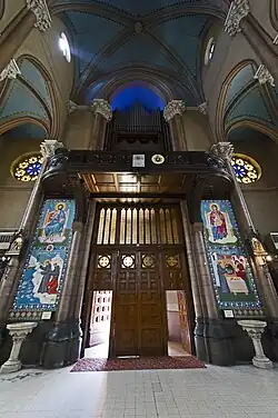Entrée de l'intérieur de l'église Saint-Antoine-de-Padoue