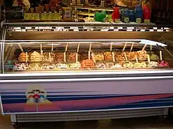 Un glacier italien avec des variétés de gelato (crème glacée)