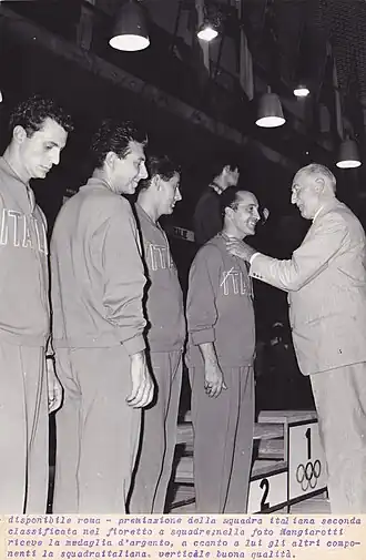 Aldo Aureggi (à gauche) et Edoardo Mangiarotti (à droite) aux Jeux olympiques de 1960, avec deux de leurs coéquipiers.