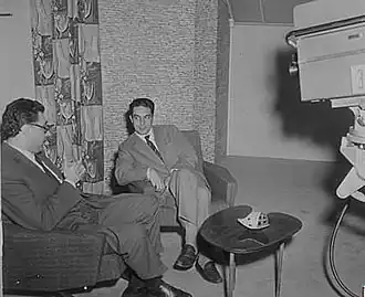 Luigi Silori interviewant l'écrivain Italo Calvino.