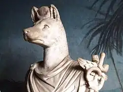 photo d'une statue à tête de chien