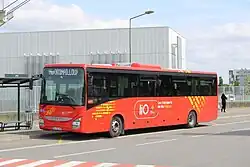 Iveco Crossway, en livrée rouge typique du réseau.