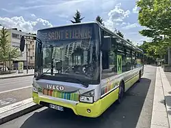 Iveco Bus Urbanway 12 n°1300 sur la ligne M2 du réseau STAS vu ici au terminus Gare de Firminy attendant son départ pour La Metare. Véhicule appartenant au sous-traitant SRT.