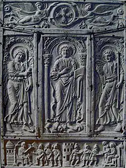 Décor sculpté en ivoire représentant trois personnages nimbés au centre.