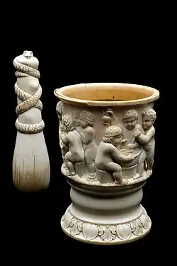 Mortier en ivoire, gravé de scènes alchimistes et de chérubins (XVIe ou XVIIe&nbsp;siècle)