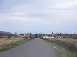Entrée sud du village d'Izotges, depuis la route de Préchac-sur-Adour.
