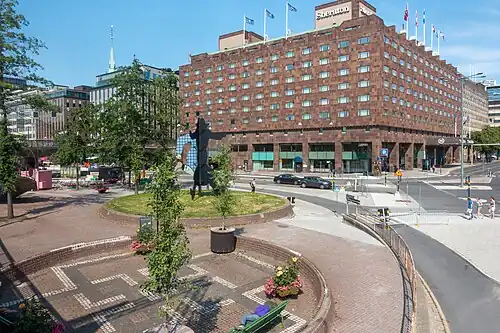 Järnvägsparken en 2021. L'hôtel Sheraton au coin de Vasagatan et de Tegelbacken  au fond.