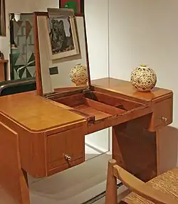 Coiffeuse et le fauteuil dits Rendez-vous des pêcheurs de truites (1932), Boulogne-Billancourt, musée des Années Trente.