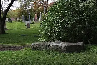 Pierre tombale au cimetière Notre-Dame-des-Neiges