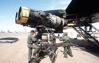 Remplacement d'un Pratt & Whitney J57 sur un B-52D en 1984.