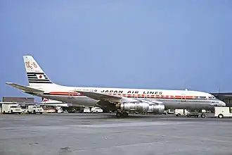 JA8012, le Douglas DC-8 impliqué dans l'accident, dans une livrée précédente, ici à l'aéroport international de New York - John-F.-Kennedy en juillet 1970.
