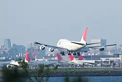 Atterrissage d'un Boeing 747 de Japan Airlines.