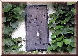 Plaque commémorative sur la maison devant laquelle s'effondra le caporal Peugeot en 1914.