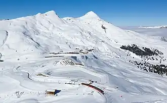 Kleine Scheidegg avec le Lauberhorn (à gauche) et le Tschuggen (de) (à droite)