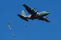 Un C-130H larguant des parachutistes de la 1re&nbsp;brigade aéroportée japonaise.