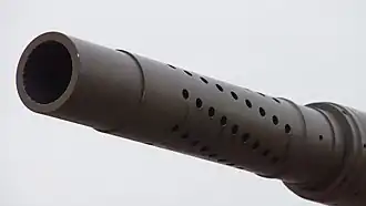 Gros plan sur le frein de bouche en « poivrière » du canon de 105&nbsp;mm du Type 16 MCV japonais.