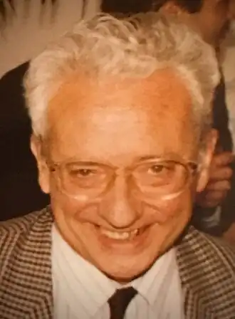 Photographie en couleurs du visage d’un homme souriant