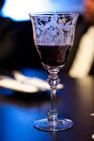 Vue d'un verre en cristal de Touraine-mesland rouge.