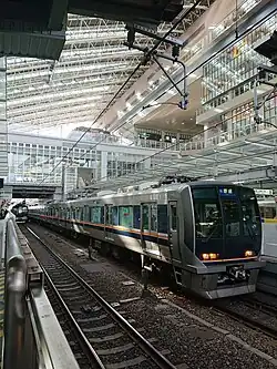 Un service Local vers Kobe en gare d'Osaka