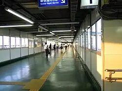 Couloir d’accès aux quais.