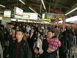 Photographie montrant la foule sur les quais de la gare d'Osaka