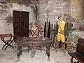 Reconstitution d'une salle de garde au château de San Pedro (Espagne) avec des pièces d'époque.