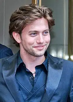 Jackson Rathbone interprète Justin.