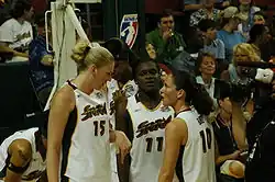 Conversation lors d'un temps mort entre Lauren Jackson (no 15) et Sue Bird (no 10)